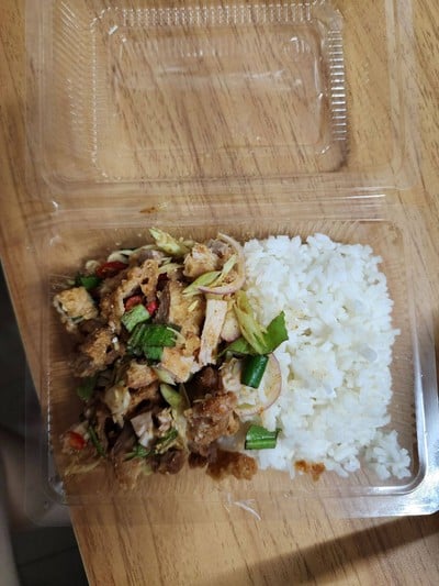 ข้าวยำตะไคร้ไก่กรอบ