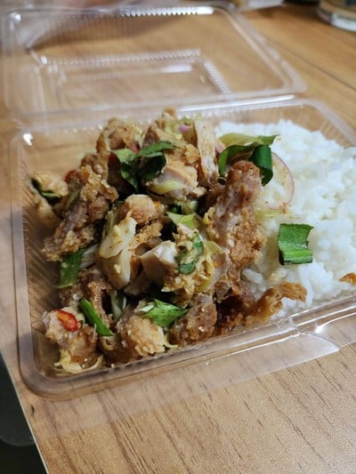 ข้าวยำตะไคร้ไก่กรอบ