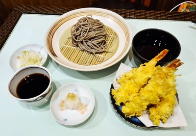 โซบะเย็นกับกุ้งเทมปุระ