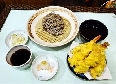 โซบะเย็นกับกุ้งเทมปุระ
