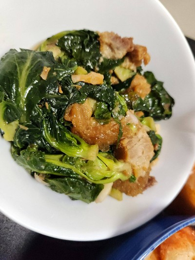 ผัดผักแขนงหมูกรอบ