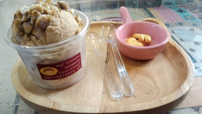 ไอศกรีมกาแฟโรยเกาลัด 2ลูก