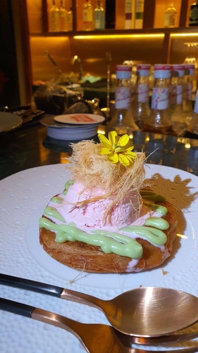 บาร์บี้แอนด์เคน (โรตีสายไหมสังขยาและไอศครีม) Roti With Pandan Custard And Candy Floss With Ice Cream