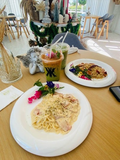 สปาเกตตีผัดพริกแห้งไส้กรอก