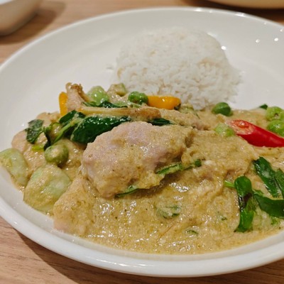 ข้าวแกงเขียวหวานผัดลูกชิ้นปลากราย