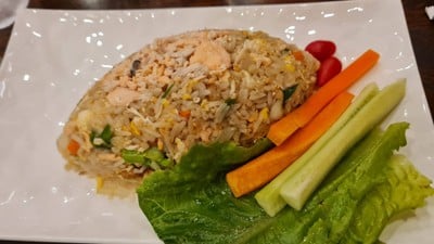 ข้าวผัดปลาแซลมอน