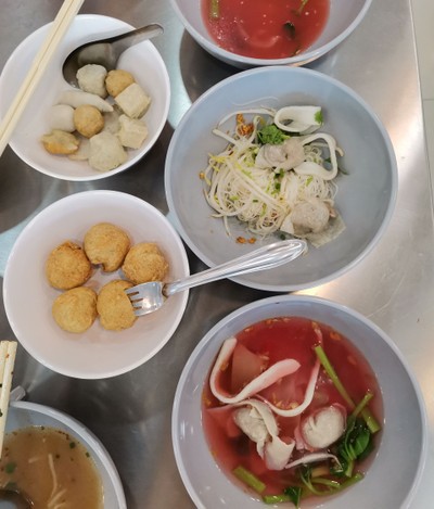 บุฟเฟ่ต์ก๋วยเตี๋ยวลูกชิ้นปลา
