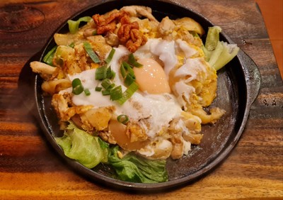 ก๋วยเตี๋ยวคั่วไก่อบไข่กระทะร้อน