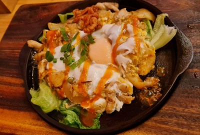 ก๋วยเตี๋ยวคั่วไก่อบไข่กระทะร้อน