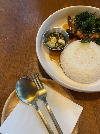 ข้าวอกเป็ดกระเพรากรอบ