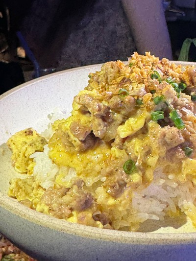 ข้าวไข่ข้นหมูสามชั้นผัดพริกเกลือ