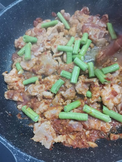 วิธีทำ หมูผัดพริกแกง วิธีทำ หมูผัดพริกแกง