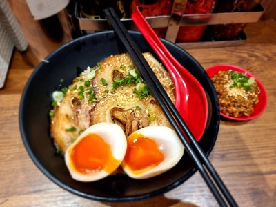 ข้าวหน้าหมูชาชูพ่นไฟ