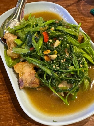 ผักบุ้งหมูกรอบ