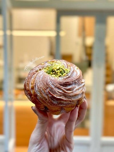 "開心果醬沙翁羊角" - Pistachio Cruffin (45MOP)