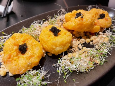 กุ้งทอสซอสไข่เค็มไข่ปลาคาเวียร์