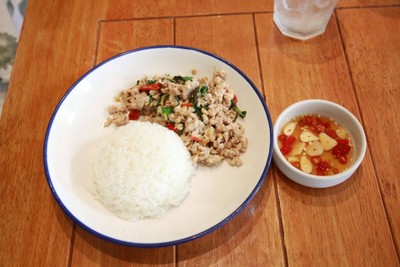 ข้าวกะเพราหมู หรือ กุ้ง