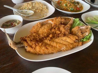 ครัวในวัง ริมทะเลกระซ้าขาว สมุทรสาคร