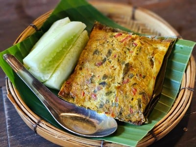 เมนูของร้าน ขนมจีนต้นก้ามปู นวลจันทร์ .