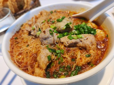 เส้นหมี่ต้มยำหมู