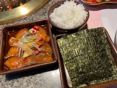 แซลม่อนดองพร้อมสาหร่ายและข้าว