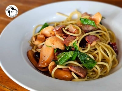 สปาเกตตีเบคอนไส้กรอกผัดพริกแห้ง