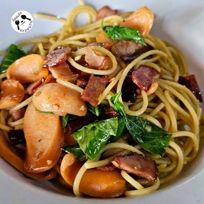 สปาเกตตีเบคอนไส้กรอกผัดพริกแห้ง