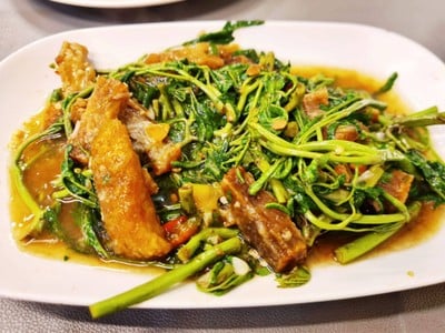 กระเฉดหมูกรอบ