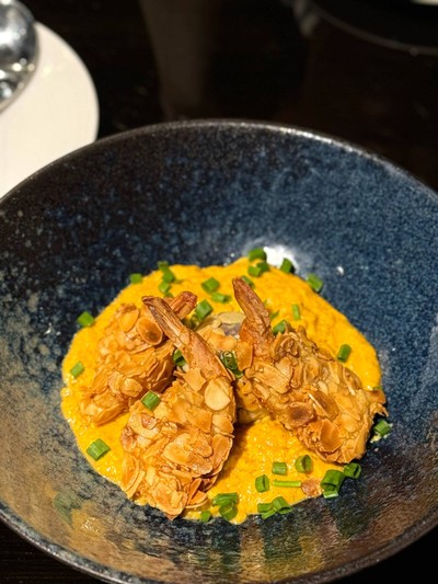 กุ้งทอดอัลมอนด์ซอสครีมกะหรี่
