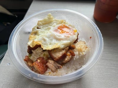 ข้าวหมูกรอบผัดพริกเกลือ