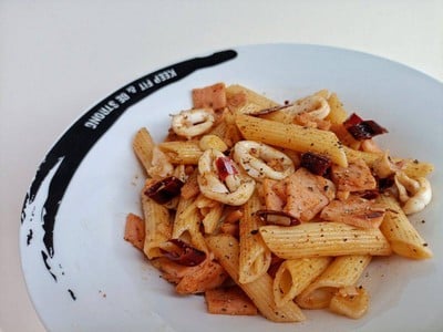 เพนเน่ผัดกระเทียมพริกแห้งปลาหมึก & แฮม เพนเน่ผัดกระเทียมพริกแห้งปลาหมึก & แฮม