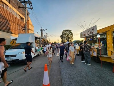 บรรยากาศ ถนนคนเดินอุตรดิตถ์