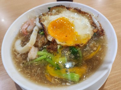 เส้นใหญ่ราดหน้าทะเลไข่ดาว