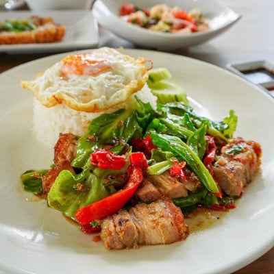 ผัดแขนงหมูกรอบ