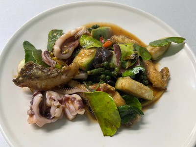 ผัดฉ่าปลานินและปลาหมึก