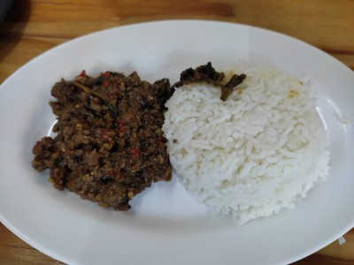 ข้าวผัดกระเพราเนื้อสับ