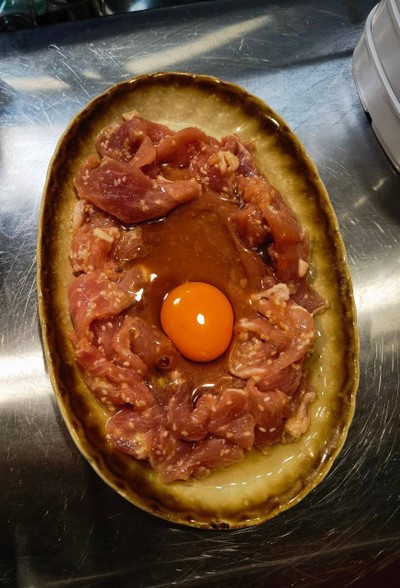 หมูตอกไข่