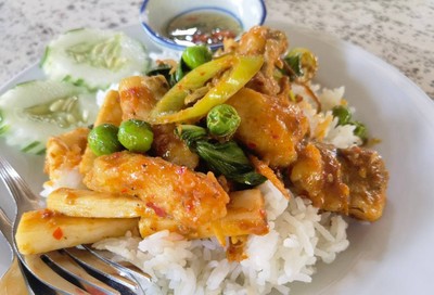ปลาอินทรีผัดพริกแกงราดข้าว