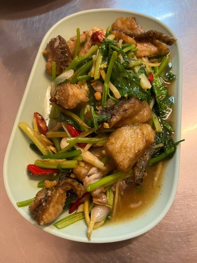 เนื้อปลากะพงผัดขึ้นฉ่าย