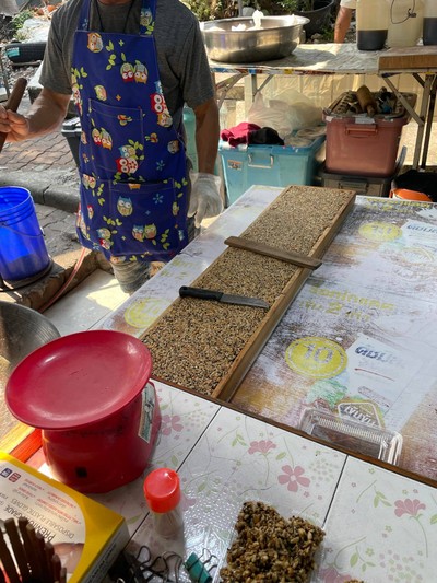 ทำกันให้ดูสดๆเลย เป็นขนมที่มักจะทำกันมากในช่วงประเพณีสารทไทย👍🏻