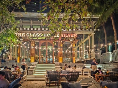 บรรยากาศ The Glass House Silver พัทยา