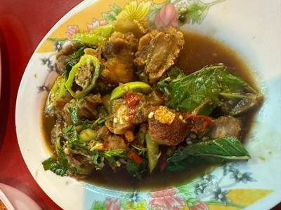 กะเพราหมูกรอบ