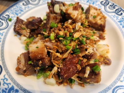 หมูกรอบผัดพริกเกลือ