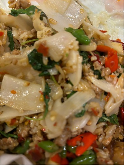 กระเพรา 2 ใจ หมูสับ หมูกรอบ