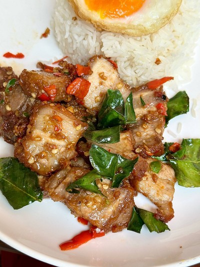 หมูสามชั้นผัดกะเพรา