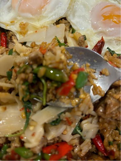 กระเพรา 2 ใจ หมูสับ หมูกรอบ