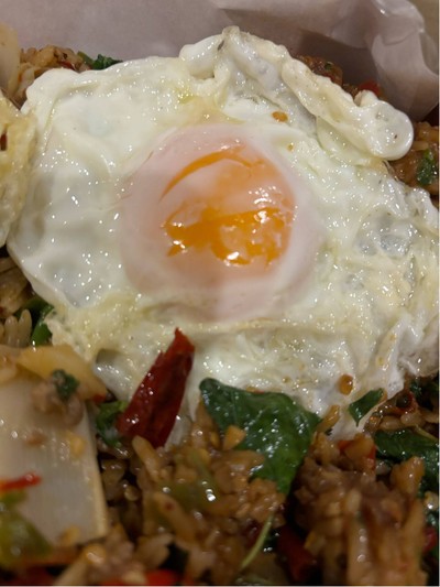 กระเพรา 2 ใจ หมูสับ หมูกรอบ