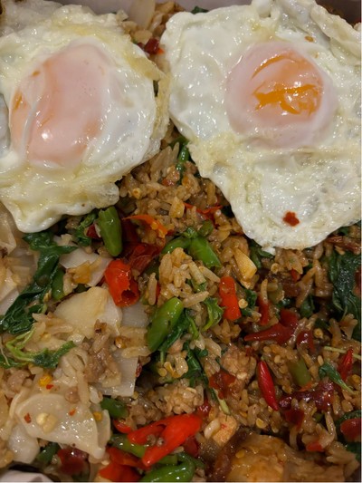 กระเพรา 2 ใจ หมูสับ หมูกรอบ