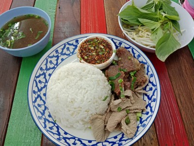 ข้าวหน้าเนื้อจิ้มแจ่ว