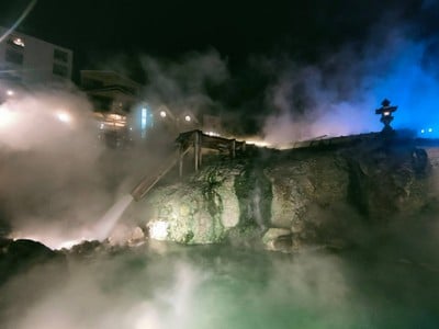 ตอนกลางคืนจะมีไฟแสงสีสวยงาม